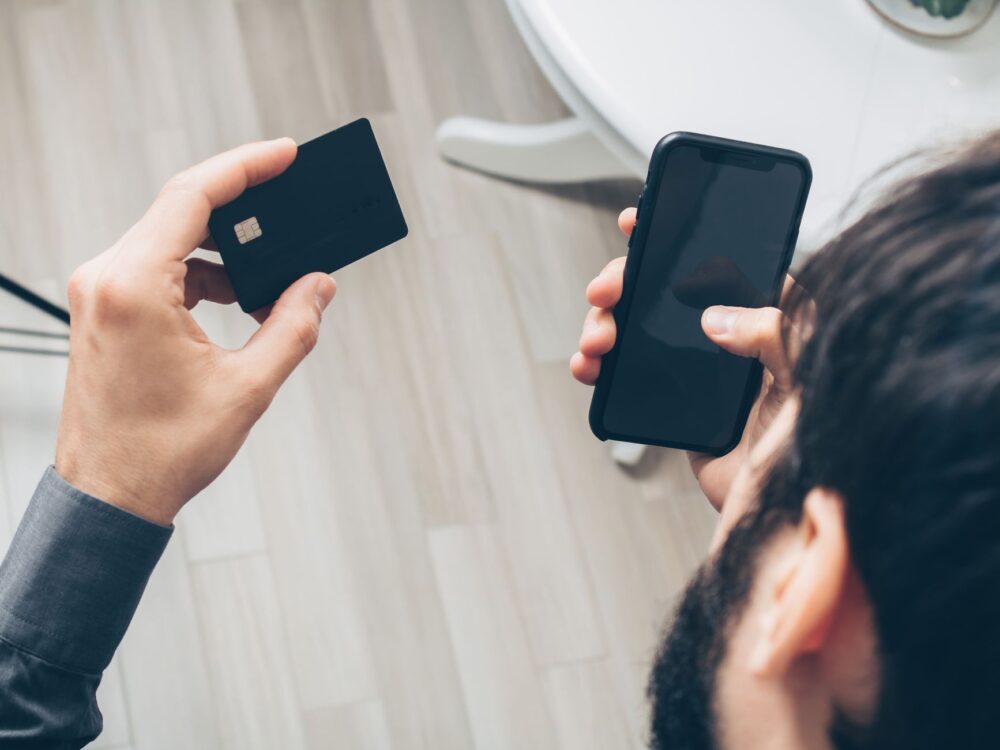 スマートフォンとクレジットカードでオンライン決済する様子