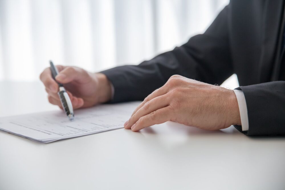 転職1年目に前職の源泉徴収票を出し忘れたら？年末調整への影響と対処法