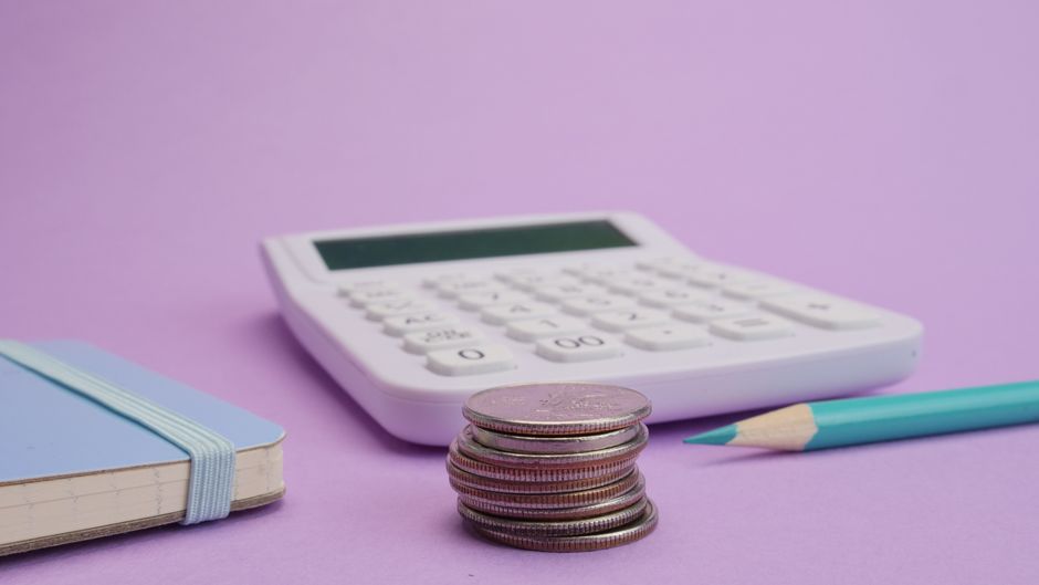 電卓と貯金のイメージ