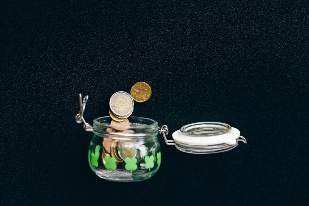 貯金箱に硬貨を貯めるイメージ