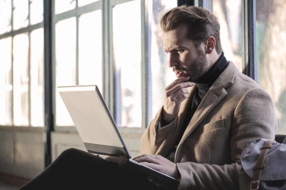 投資判断について考える人のイメージ