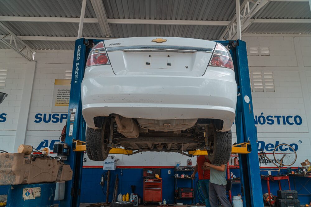 整備工場で点検中の車