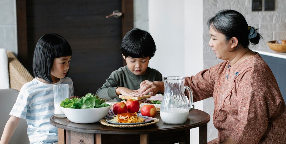 夏休みに家で子供と昼食をとる様子